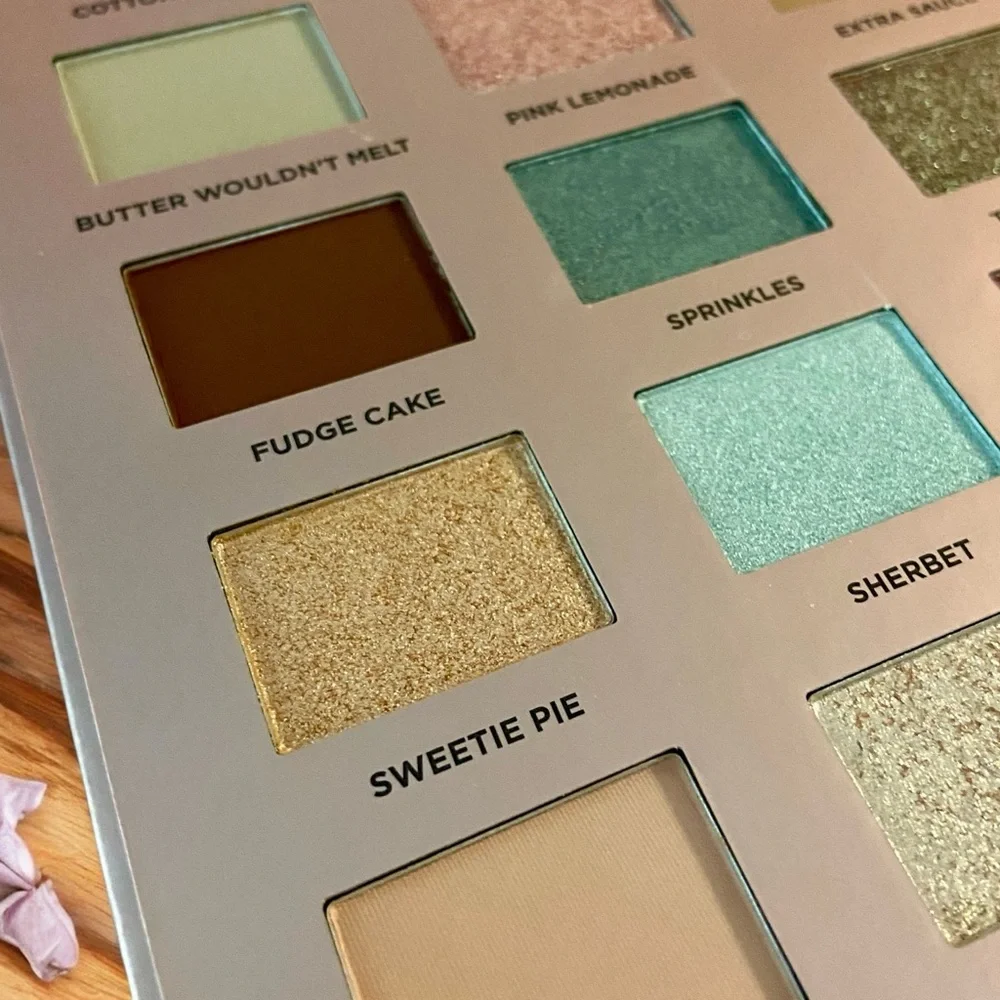 💎 ICONIC LONDON Treat Yourself Eyeshadow Palette New In Box